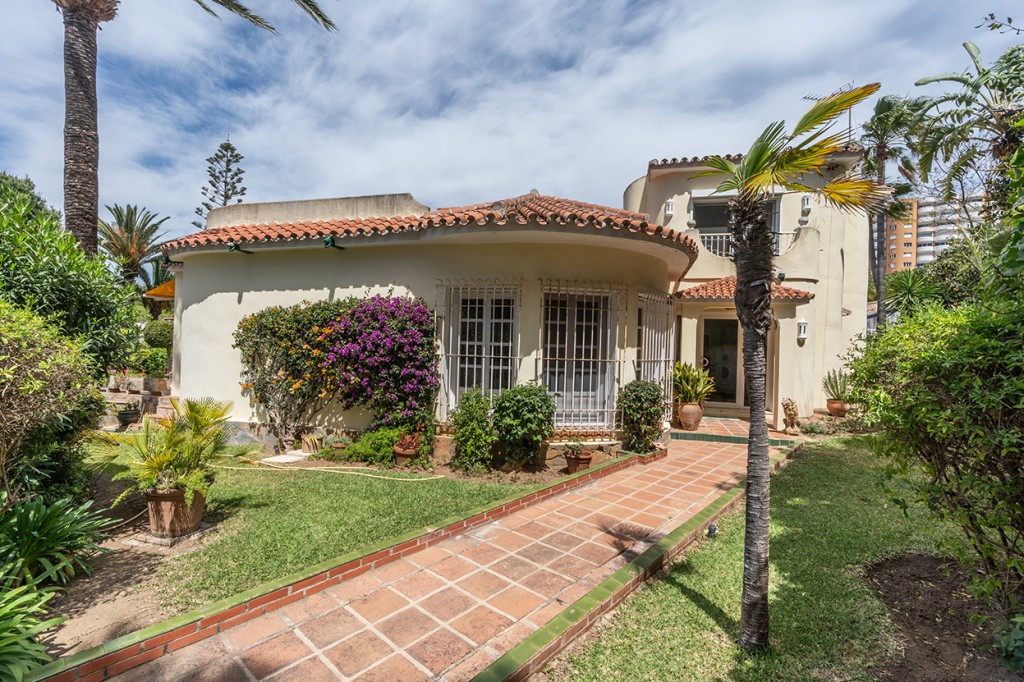 Detached Villa in Marbesa Resale Costa Del Sol
