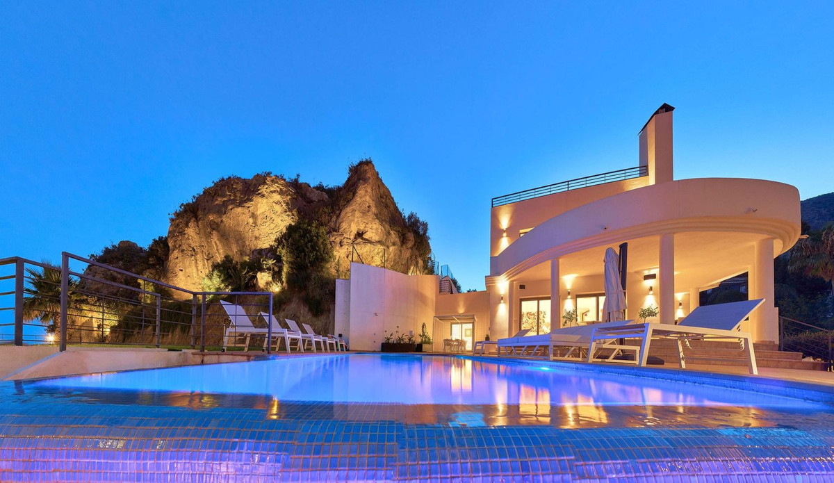 7 bedroom Villa For Sale in Benalmadena, Málaga