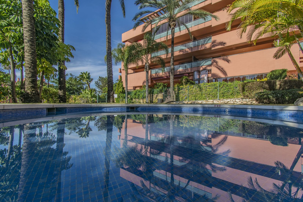 Апартамент средний этаж для продажи в New Golden Mile, Costa del Sol