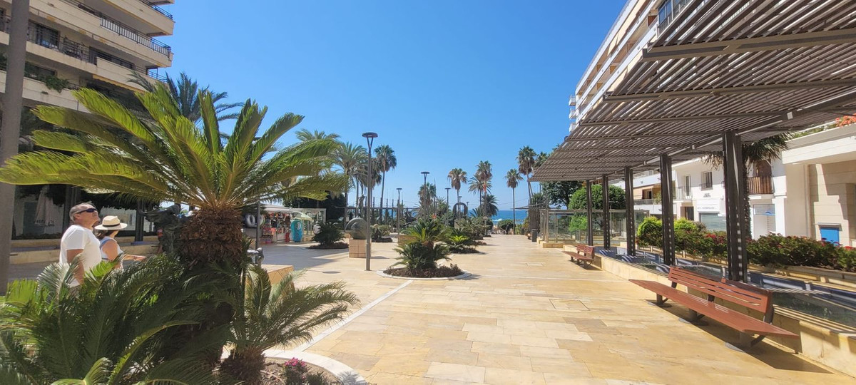 Local in the center of Marbella.
Next to prestigious hotels and a few meters from the sea we can fin, Spain