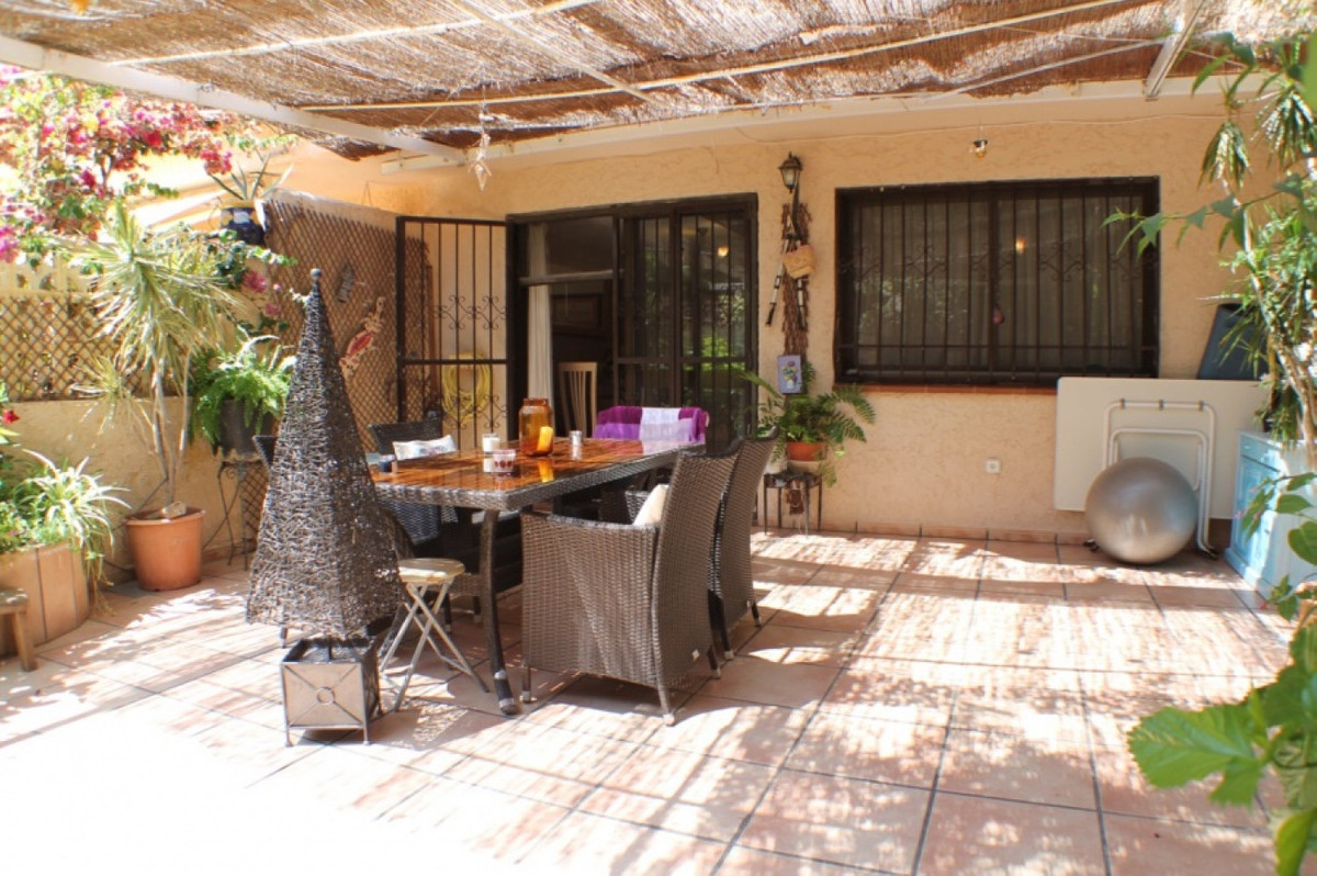 Two-storey bungalow, completely renovated and well maintained, with a private plot of 130m2 and a pl, Spain
