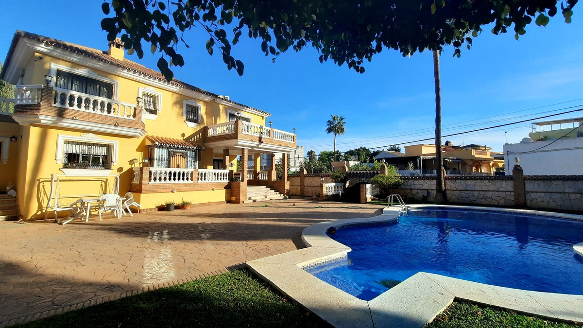 Detached Villa, Mijas, Costa del Sol.
4 Bedrooms, 4 Bathrooms, Built 375 m², Terrace 41 m².

Setting, Spain