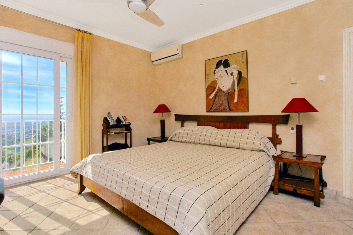 4 Bed Villa For Sale in El Madroñal, Benahavis