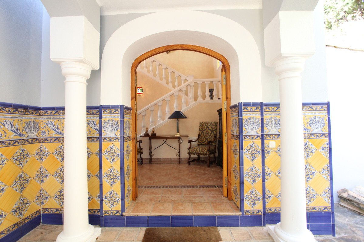 4 Bed Villa For Sale in El Madroñal, Benahavis