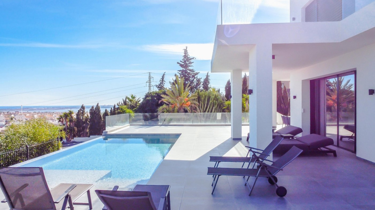 High quality modern designed detached villa located in Ciudad Quesada. It has a wonderful panoramic , Spain