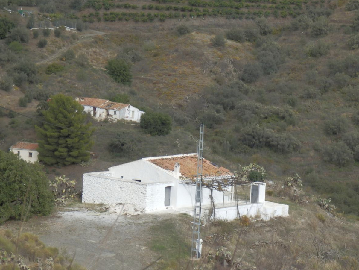 The property is 15 minutes from the coast and consists of a farmhouse of 82 m2 and a plot of land on, Spain