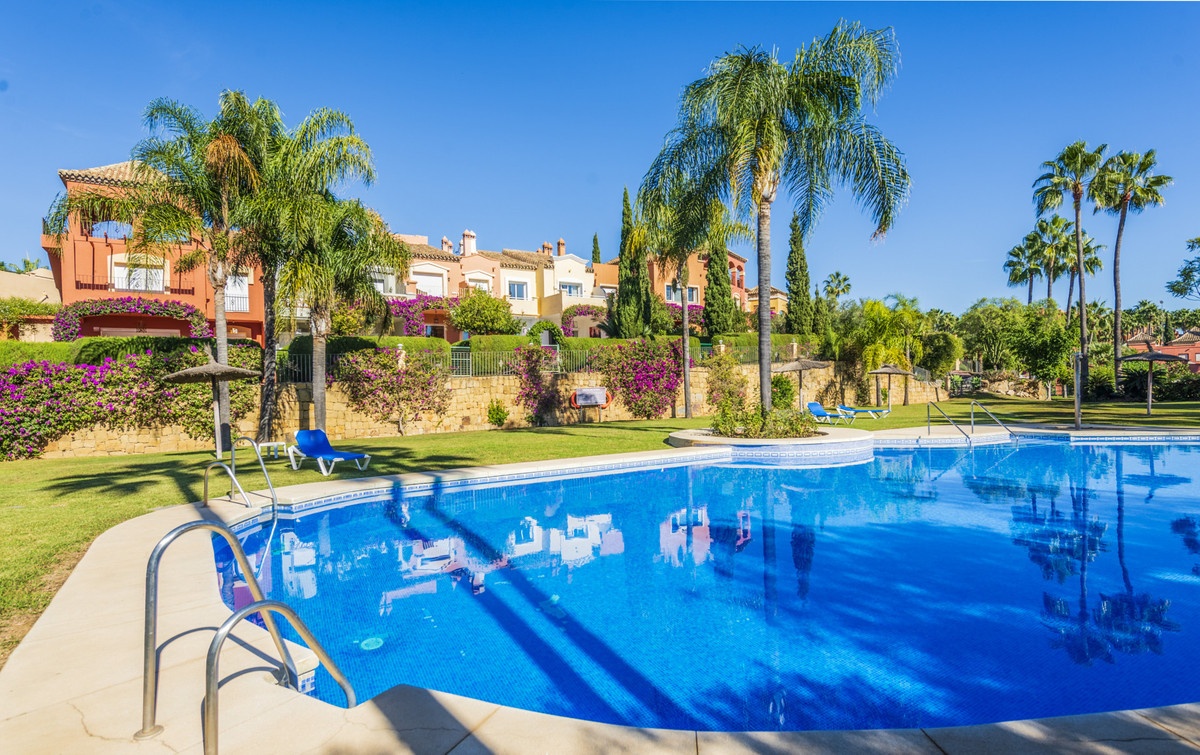 Townhouse for sale in Nueva Andalucía R4644610