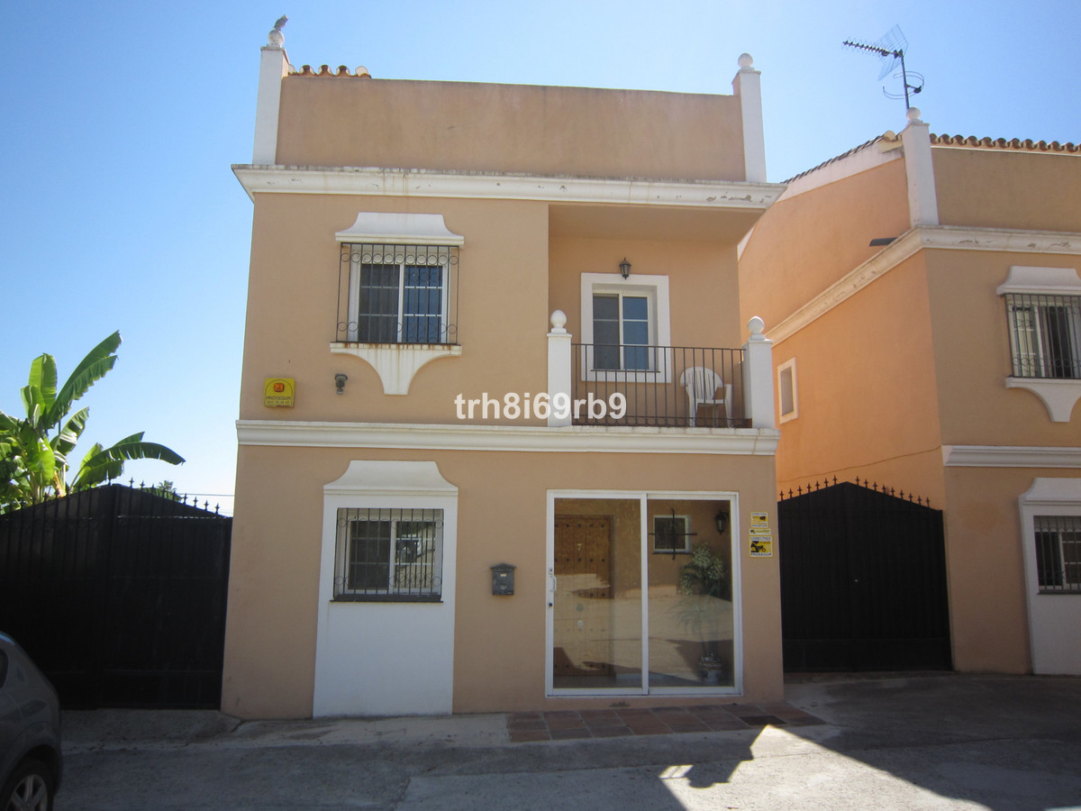 A lovely 4 bed, 3 bath detached house with small private pool in a quiet area of Bel Air, with multi, Spain