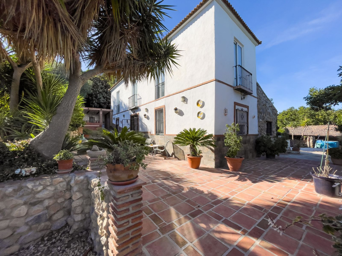 This reformed 5-bedroom farmhouse in Coín sits in a plot of approximately 6000m2 with an Avocado plantation providing a good annual income.