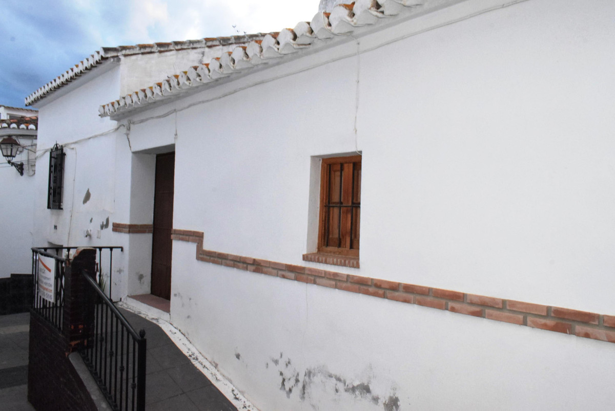 This 90-year-old traditional village house is located in the heart of Benamargosa.