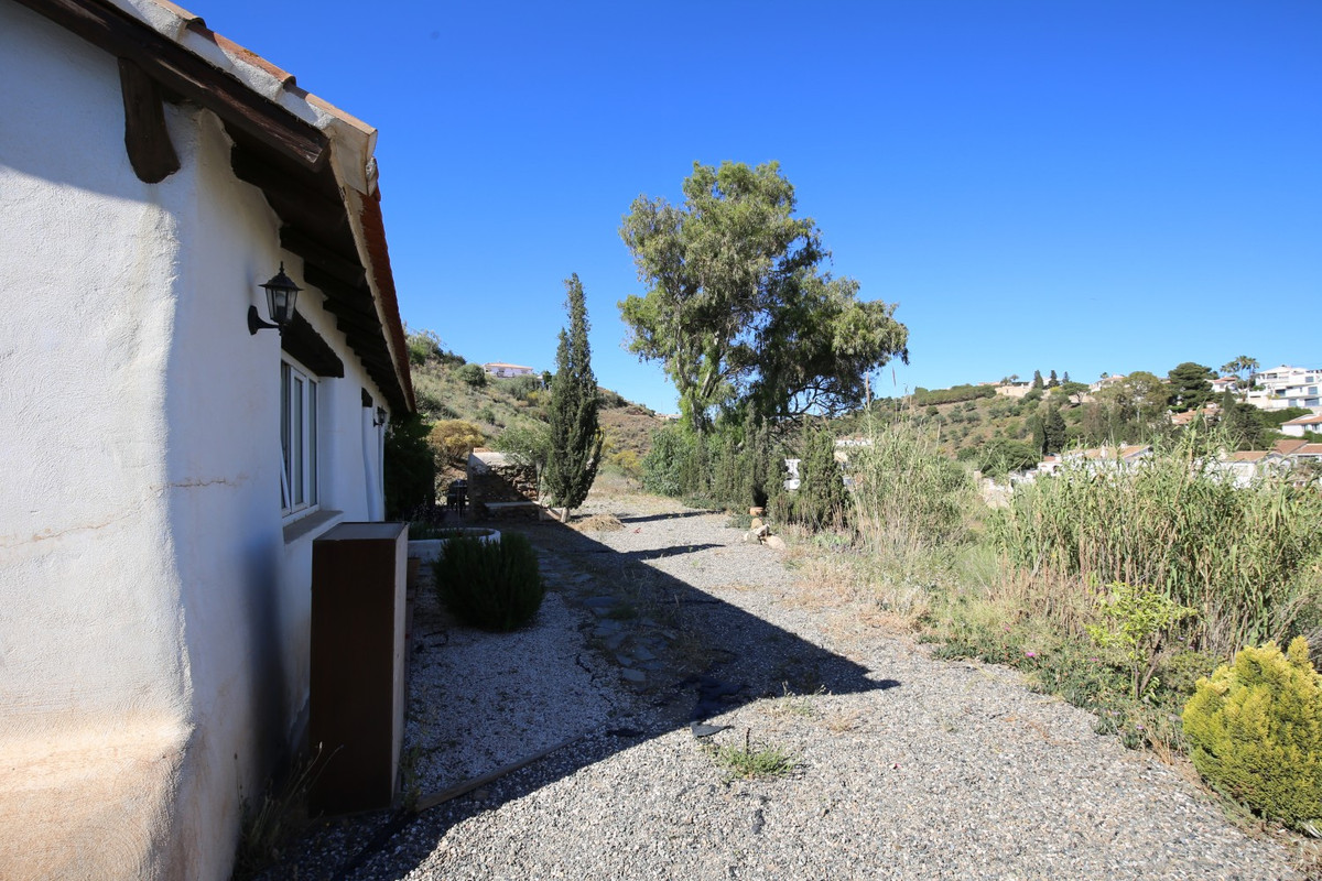 Spectacular location, 250m from the center of Benajarafe and the beach, which make this spacious and bright house located on a large plot of 6.900m...
