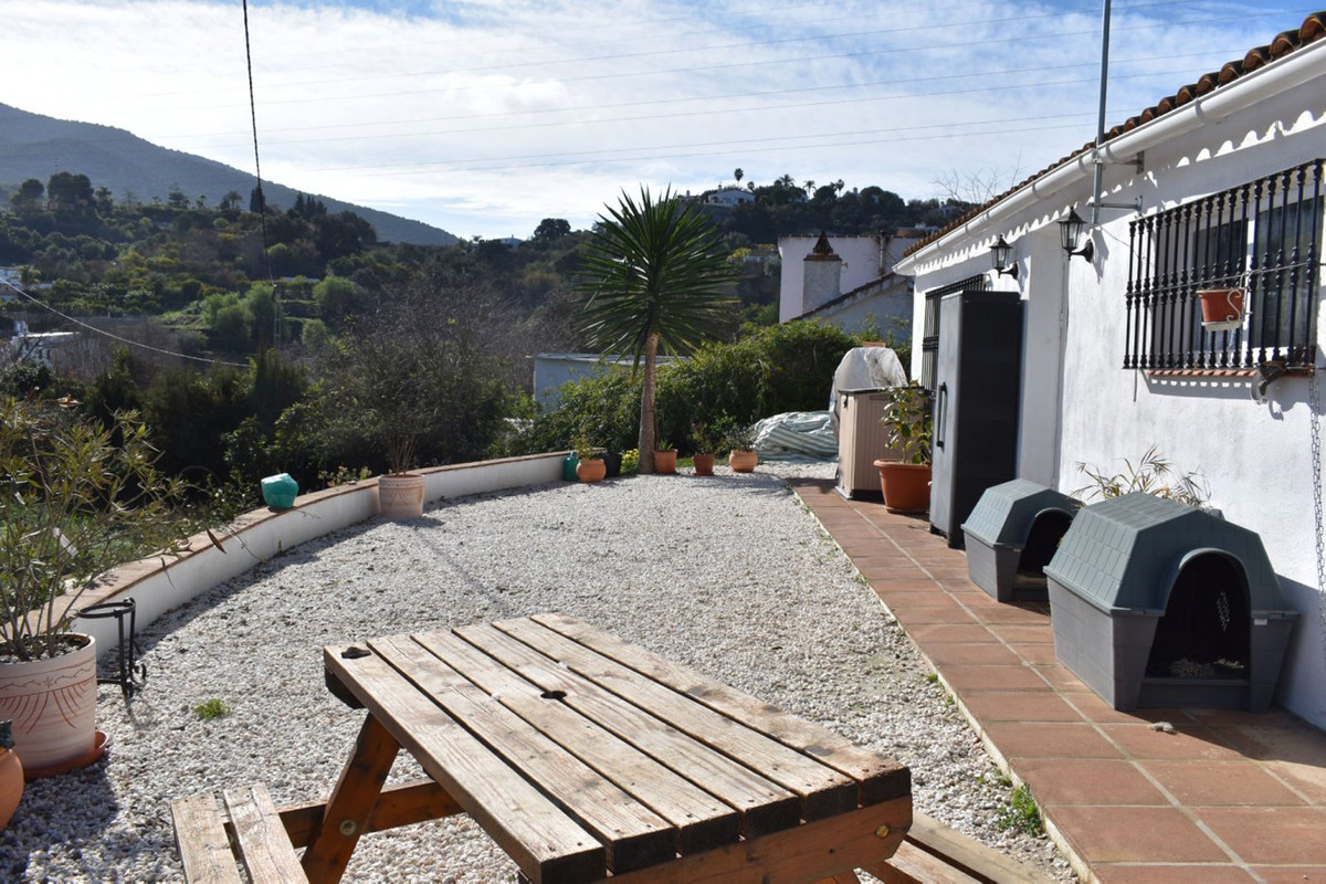A lovely finca in Lomas de Alhaurin. Situated on a fully fenced plot of 1246m2.