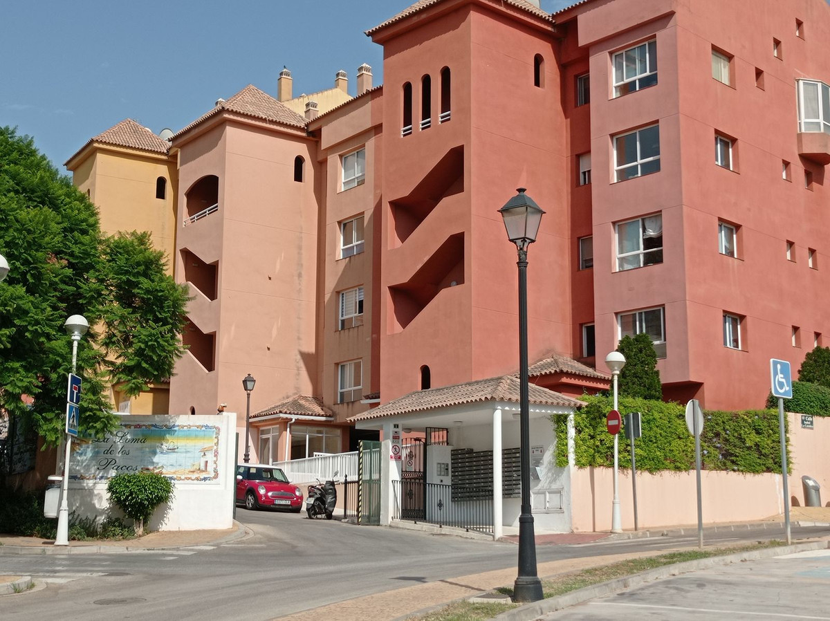 Spacious and bright duplex in gated community with swimming pool, gym and garage. The property has a, Spain