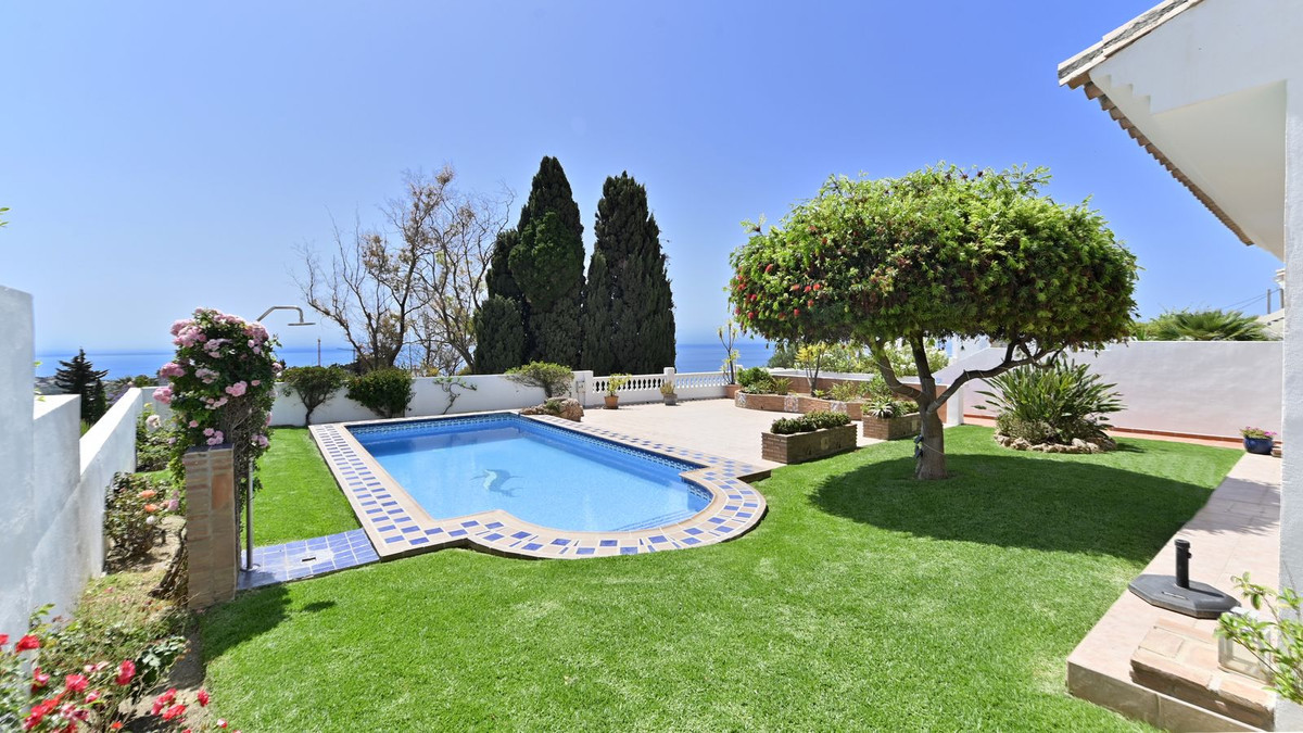 Detached villa with stunning- panoramic sea views.
Ideal to enjoy the views and the sun all day long, Spain