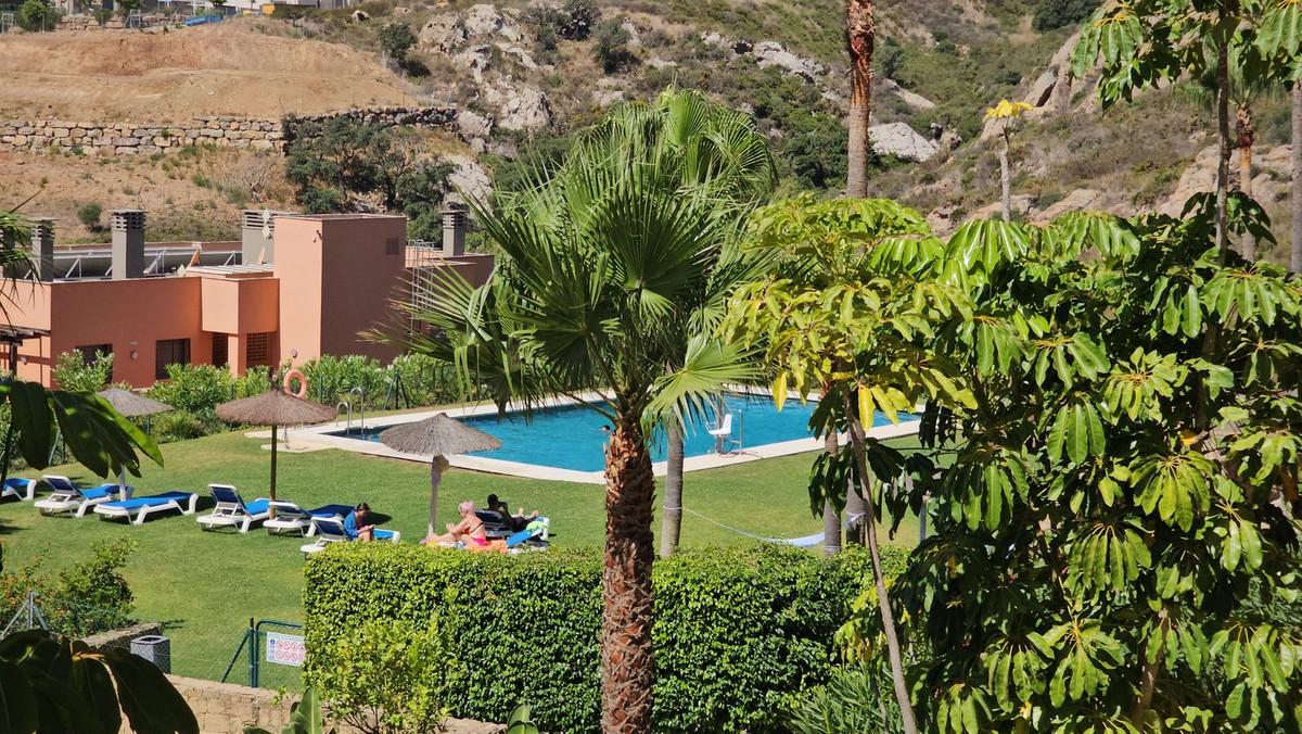 Really nice groundfloor apartment in Rock Bay II, the further uphill, quiet well established luxury urbanisation with really nice pool, gardens and...