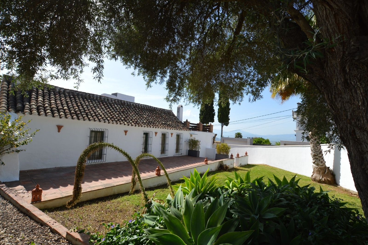 Reduced for a quick sale! A rare opportunity to acquire an urban Villa consisting of a main Villa wi, Spain