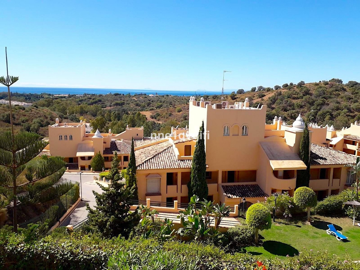 Immaculate apartment with fantastic sea views in Elviria

This fully furnished apartment in the secu, Spain