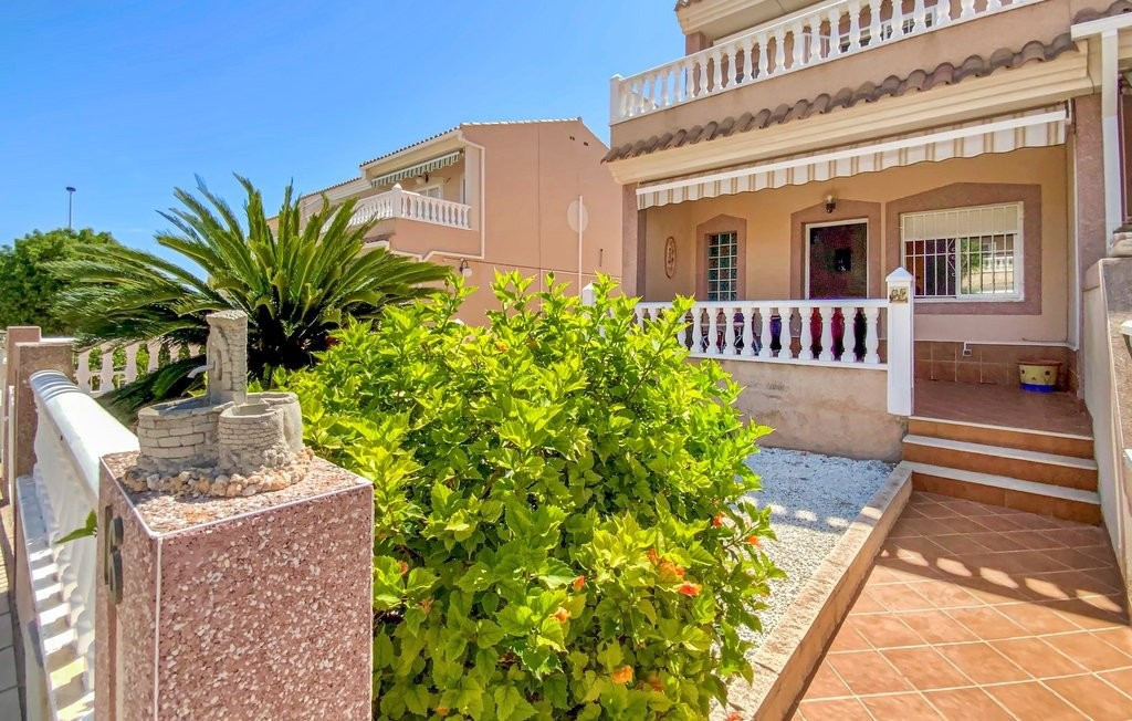 We present this duplex townhouse in the area of Los Altos, Torrevieja.\n
Semi-detached duplex with g, Spain