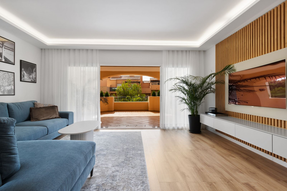 2 bed, 3 bath Apartment - Middle Floor - for sale in Elviria, Málaga, for 639,000 EUR