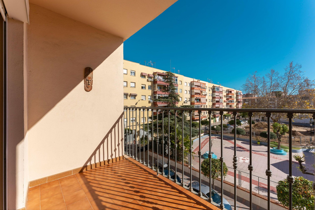 4 bed, 2 bath Apartment - Middle Floor - for sale in Fuengirola, Málaga, for 269,000 EUR