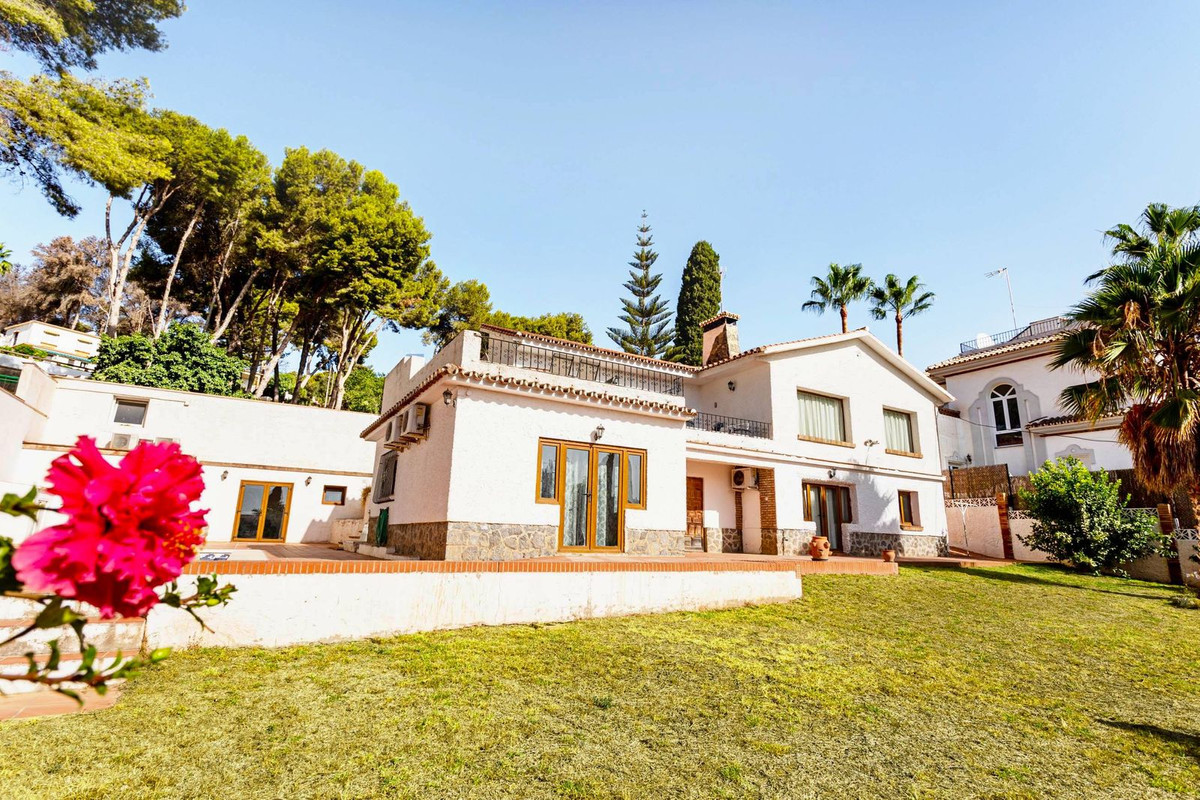 We are happy to present this fabulous and unique villa with gardens and open views in the picturesqu, Spain