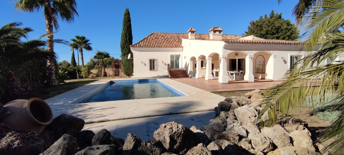 Detached Villa for sale in Estepona R3995824
