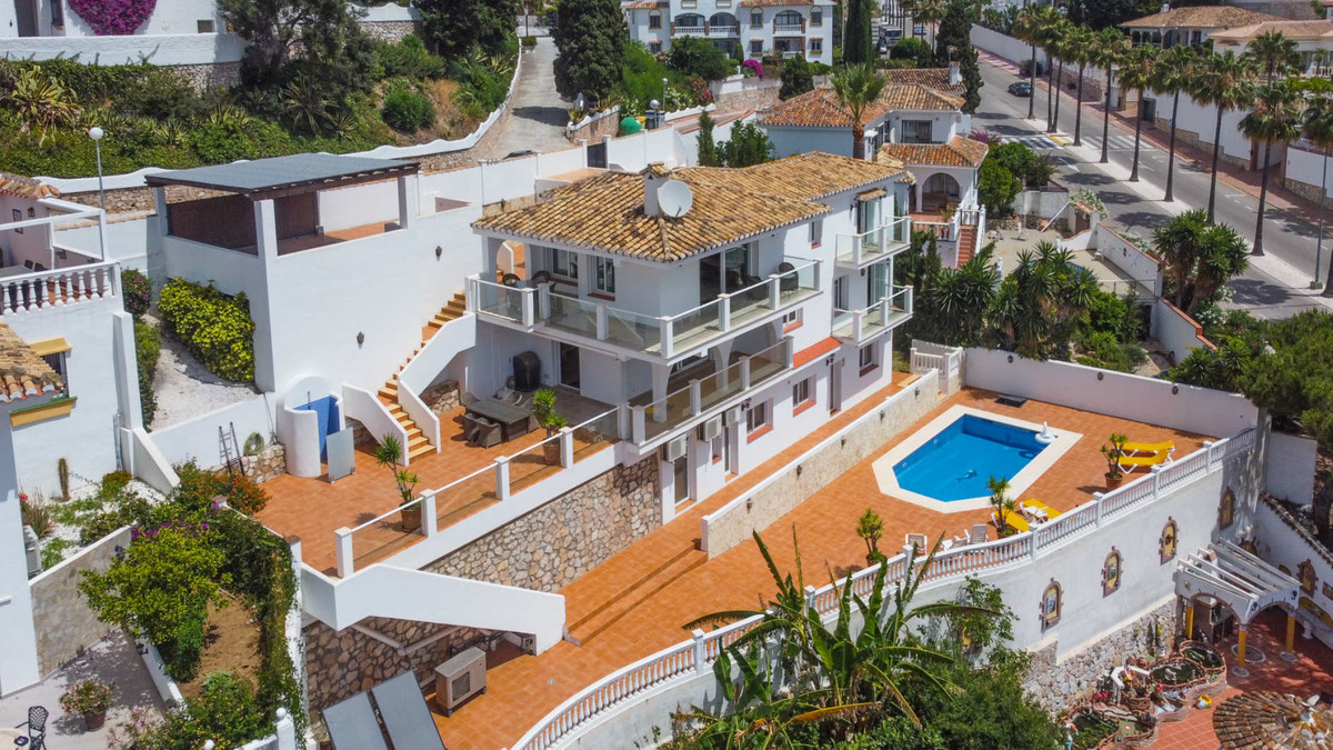 PROPERTY UNDER OFFER - NO VIEWINGS AT THE MOMENT

Completely renovated villa updated to contemporary, Spain