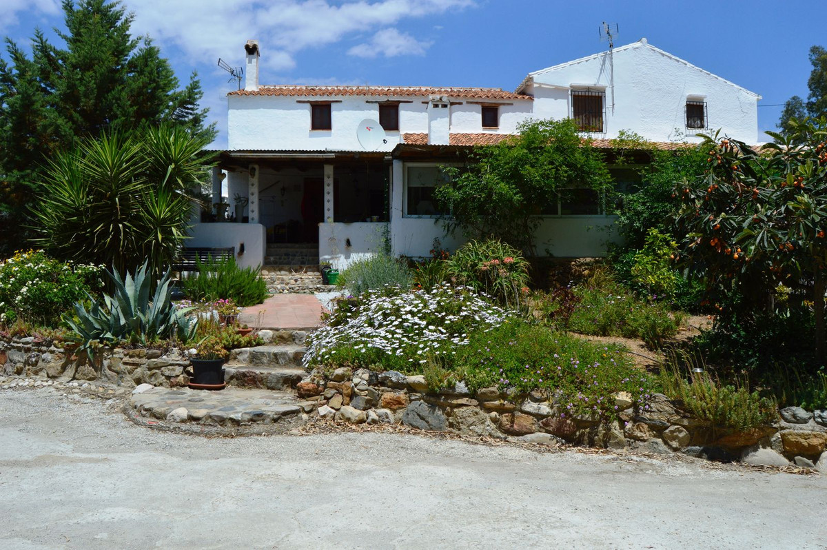This traditional renovated farmhouse is located at the back of the Moorish village of Comares, and between the villages of Riogordo and Benamargosa...
