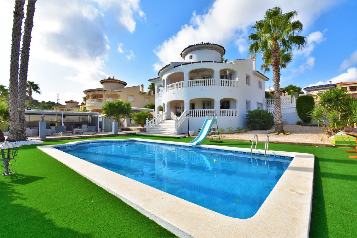 This STUNNING DETACHED VILLA is located on the beautiful and highly regarded Lomas de la Juliana dev, Spain