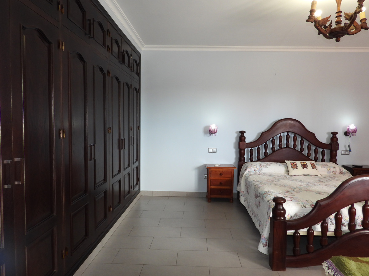 Large family villa of 4 bedrooms and 3 bathrooms, part restored.