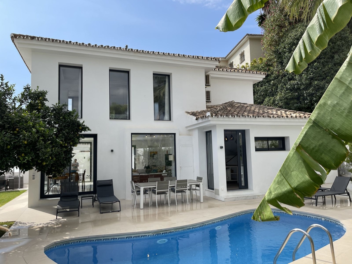 A great 4 bedroom/4.5 bathroom villa in its own grounds with private pool is very rare in such a central Puerto Banus location.