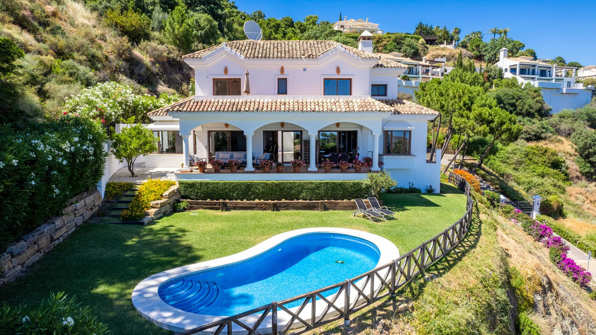 This villa in the gated community of Montemayor resides on a 2,765 m² plot surrounded by nature whic, Spain