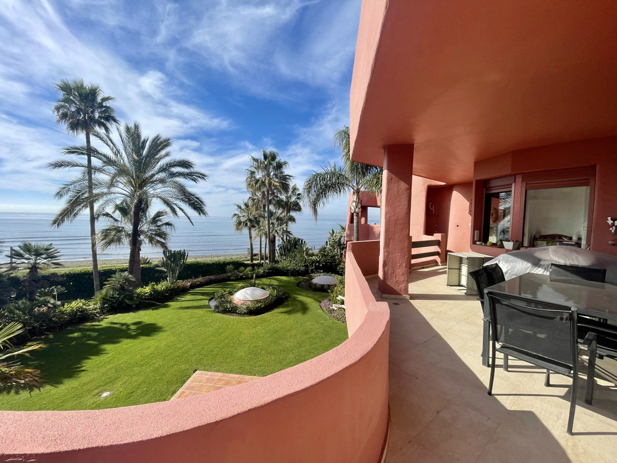 Middle Floor Apartment for sale in Estepona R4277752