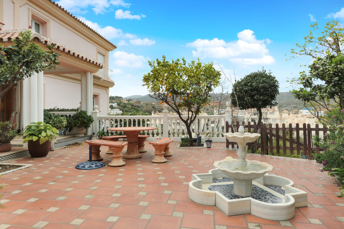 5 bedroom Villa For Sale in Costa del Sol, Málaga - thumb 2