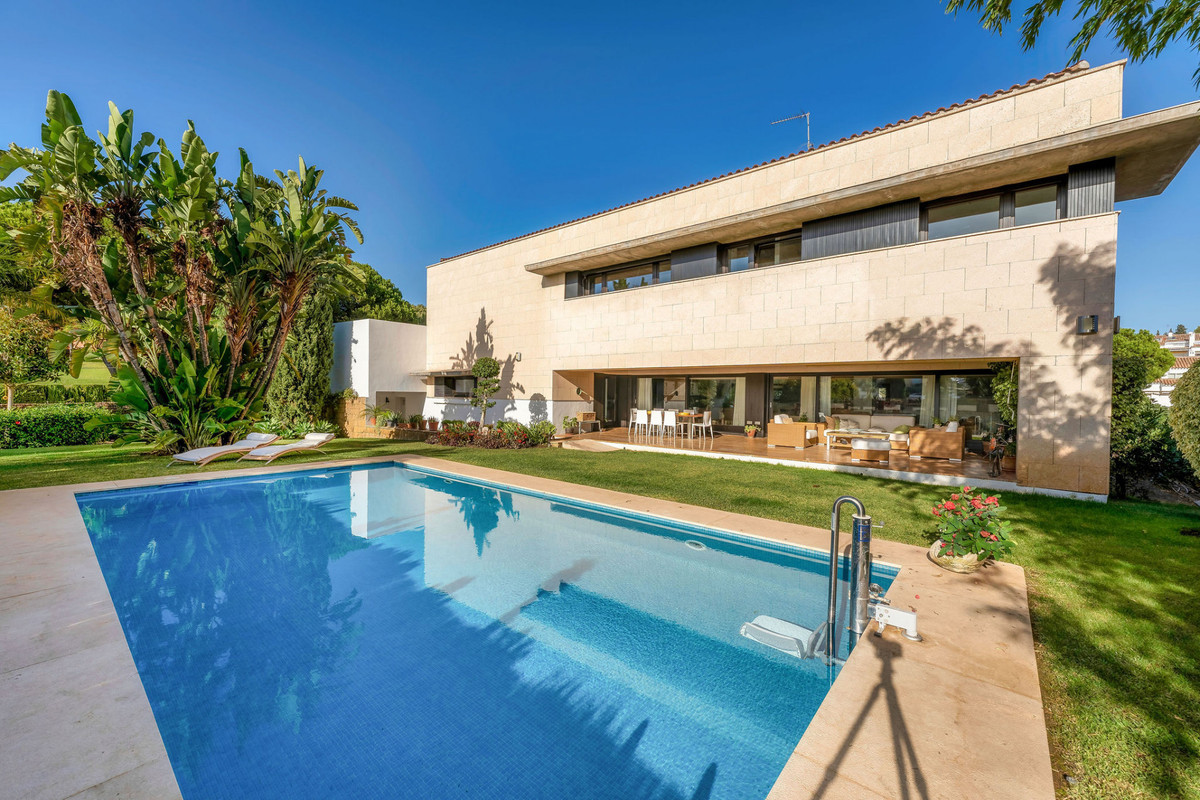 Detached Villa for sale in Nueva Andalucía R4265725
