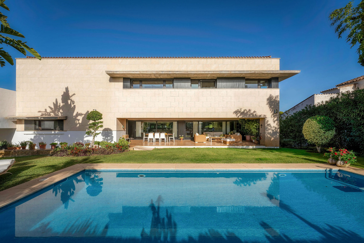 Villa te koop in Nueva Andalucía R4265725
