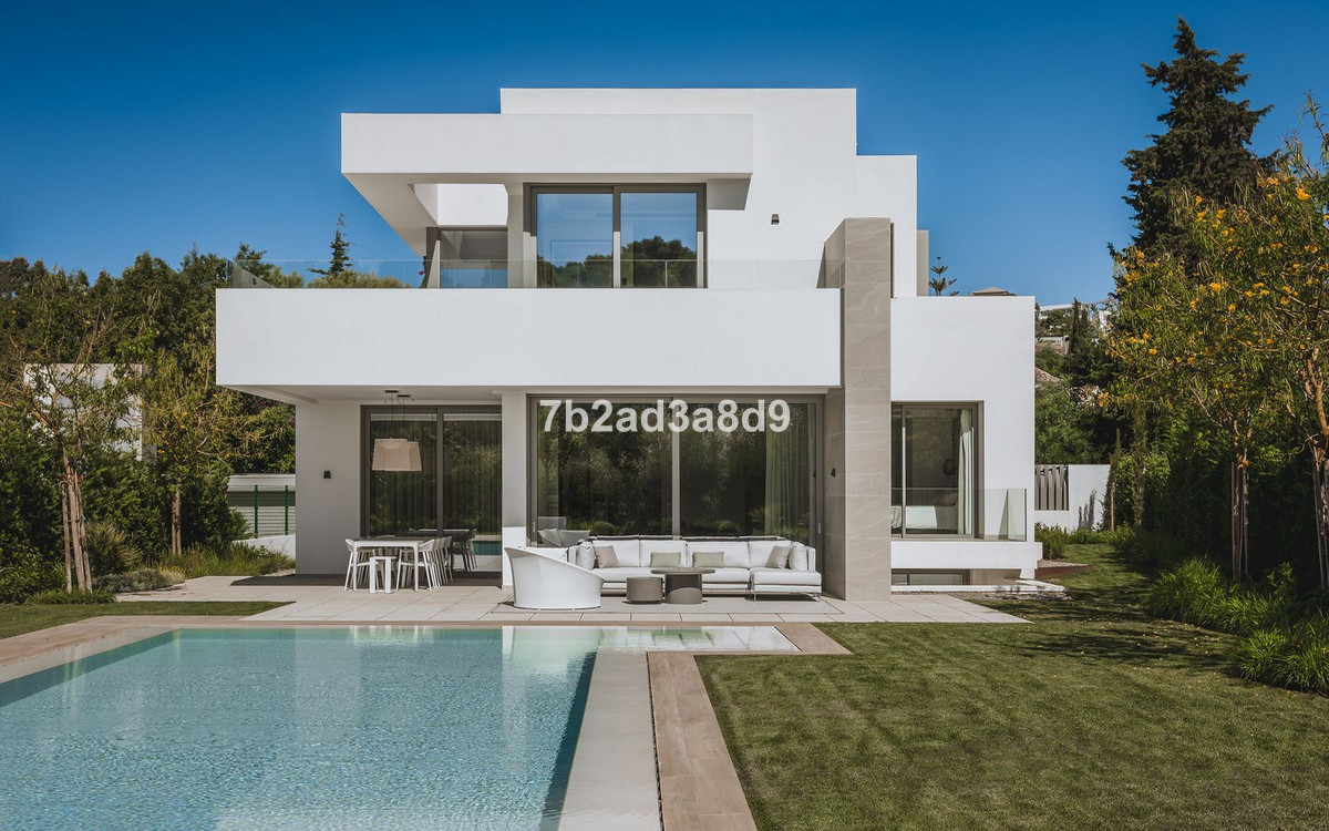 Detached Villa for sale in El Paraiso R4104922