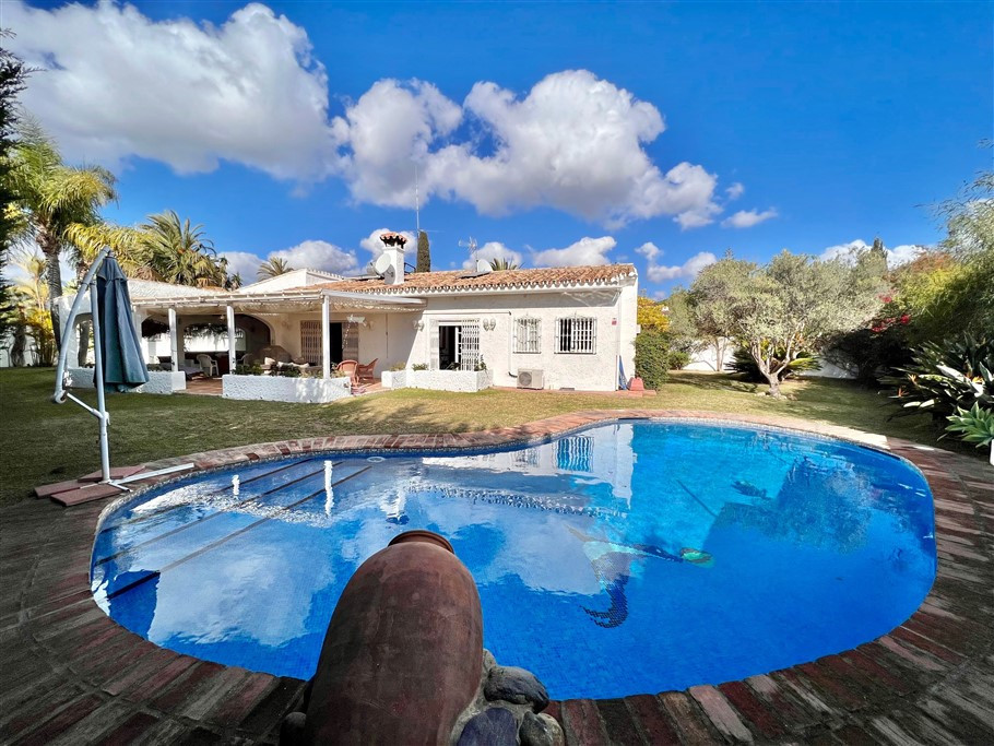 Fantastic villa that we find in a privileged area just a few meters from the beach in Las Chapas in , Spain