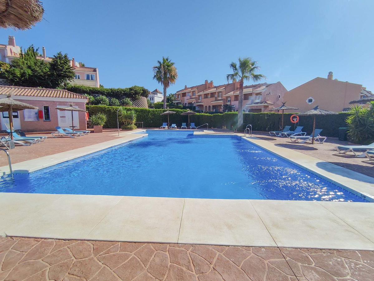 Beautiful townhouse with private patio, jacuzzi and unobstructed sea views in Alcaidesa.

The proper, Spain
