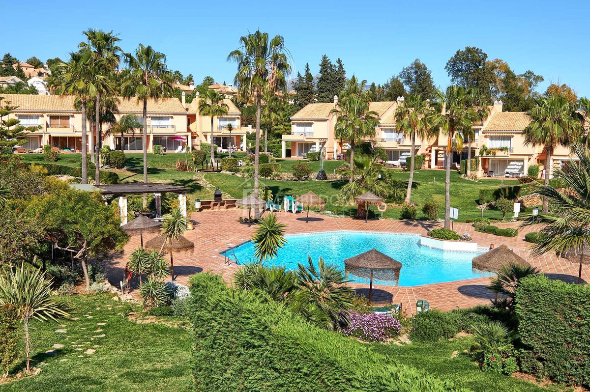 Paradise Park, El Paraiso, Benahavis. Magnificent modern luxury with 3 bedrooms, all en suite, corne, Spain