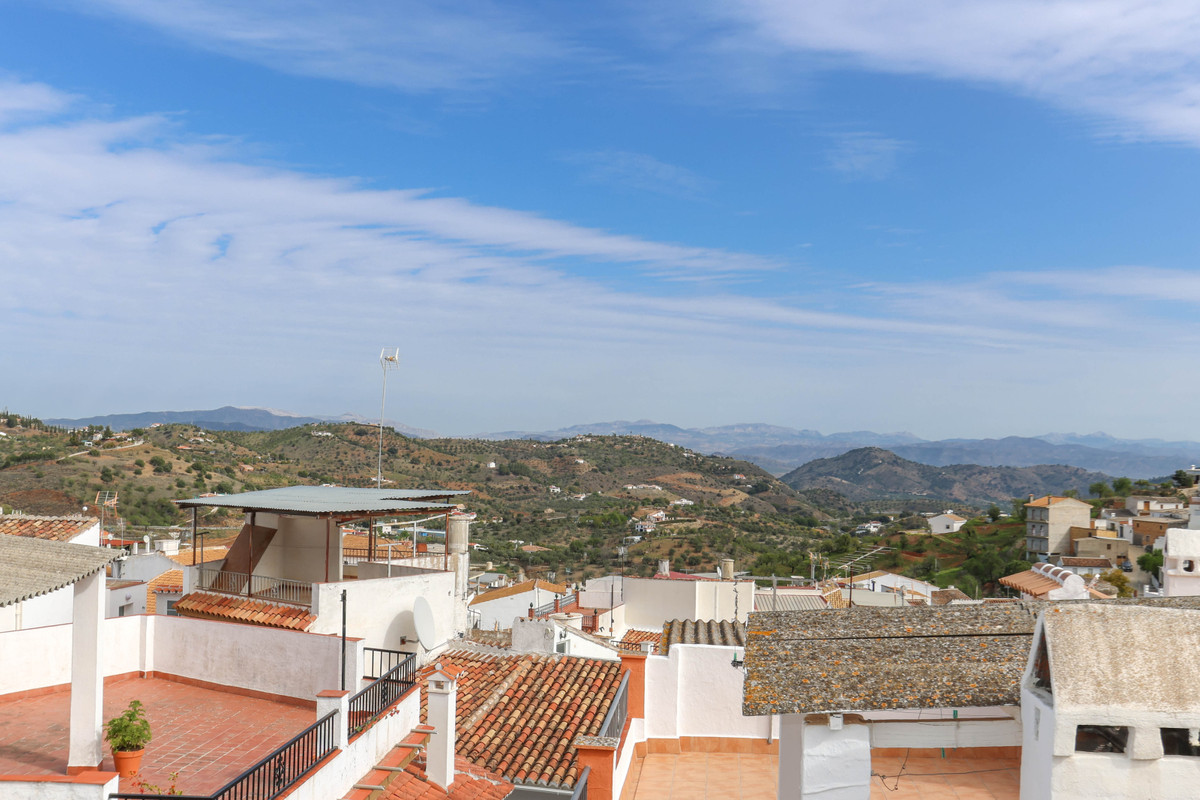 Beautifully reformed townhouse in the centre of Guaro.