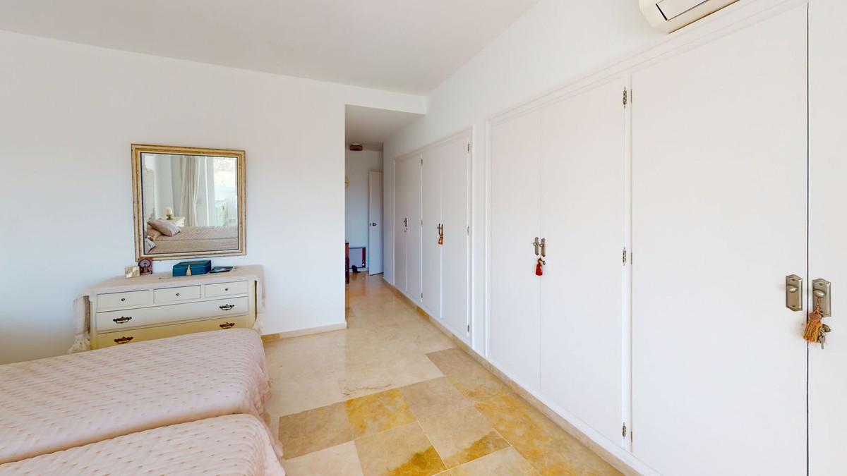 Apartment Middle Floor in Guadalmina Alta, Costa del Sol
