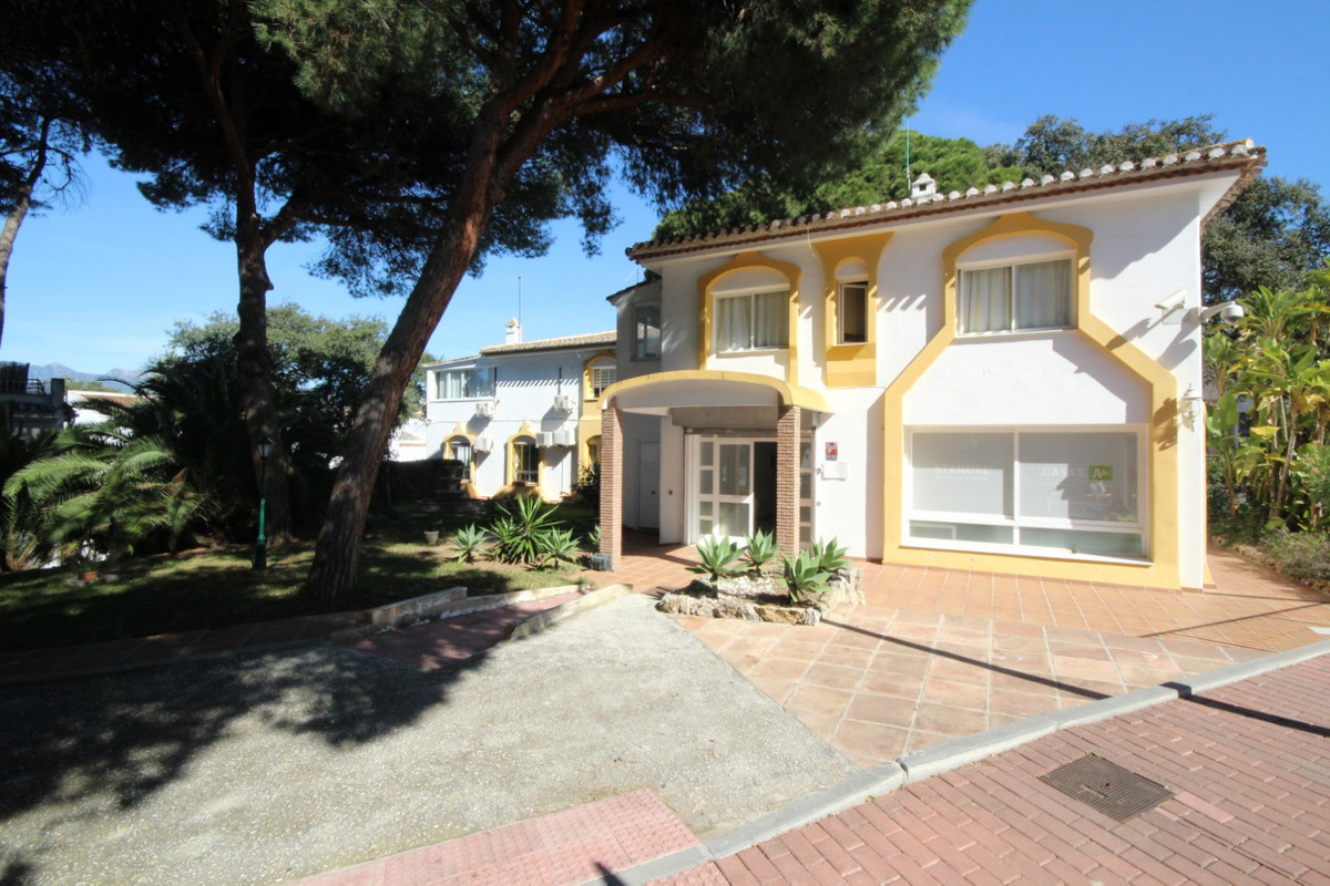 						Commercial  Office
													for sale 
																			 in Elviria
					