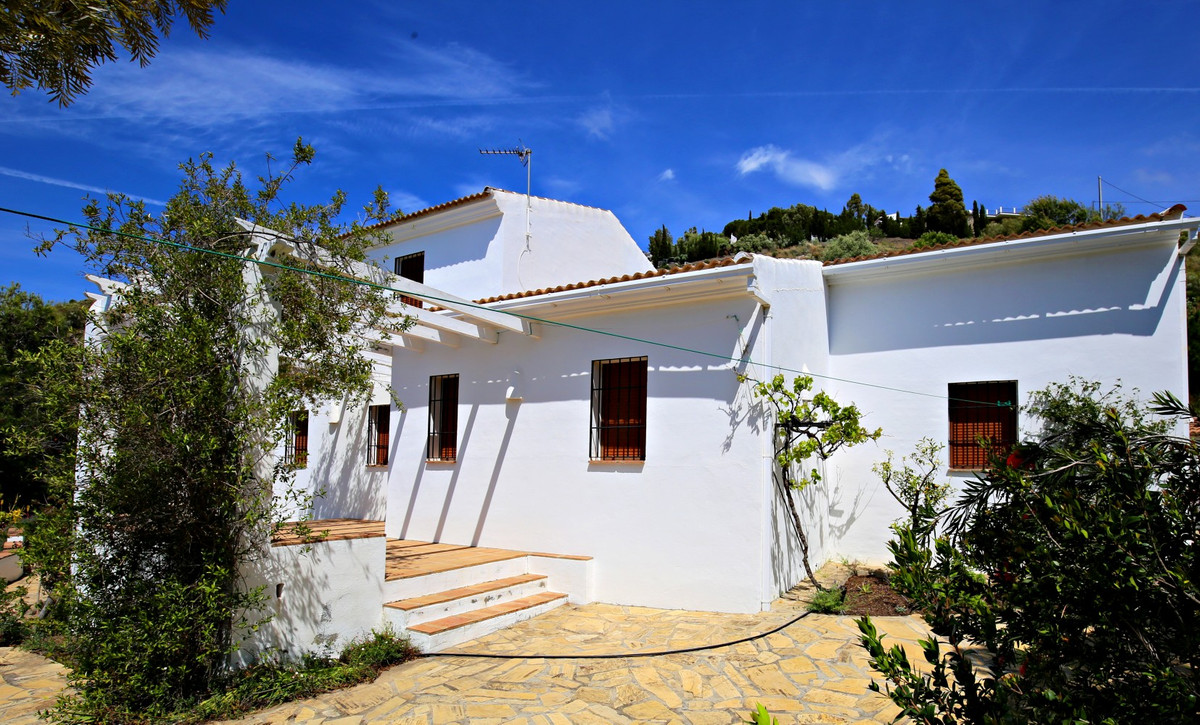 It is the breathtaking views that will captivate you the moment you first stand on the south-facing panoramic terrace of this exclusive finca in Al...