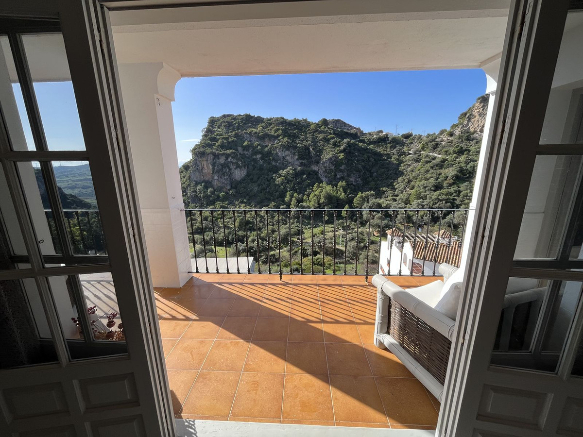 Unique house in the village of Casares for sale at an unbeatable price and panoramic views.
It is a , Spain