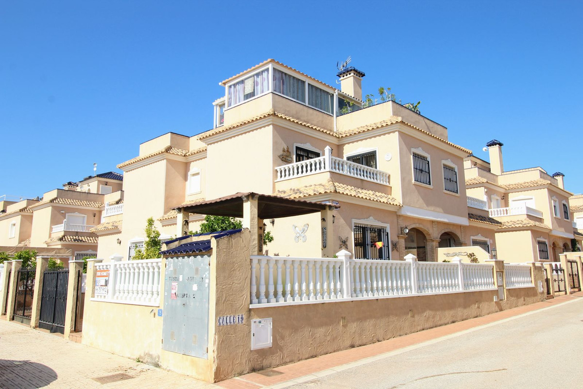 High-quality and spacious quad house in an established community in Los Dolses. The house has a larg, Spain