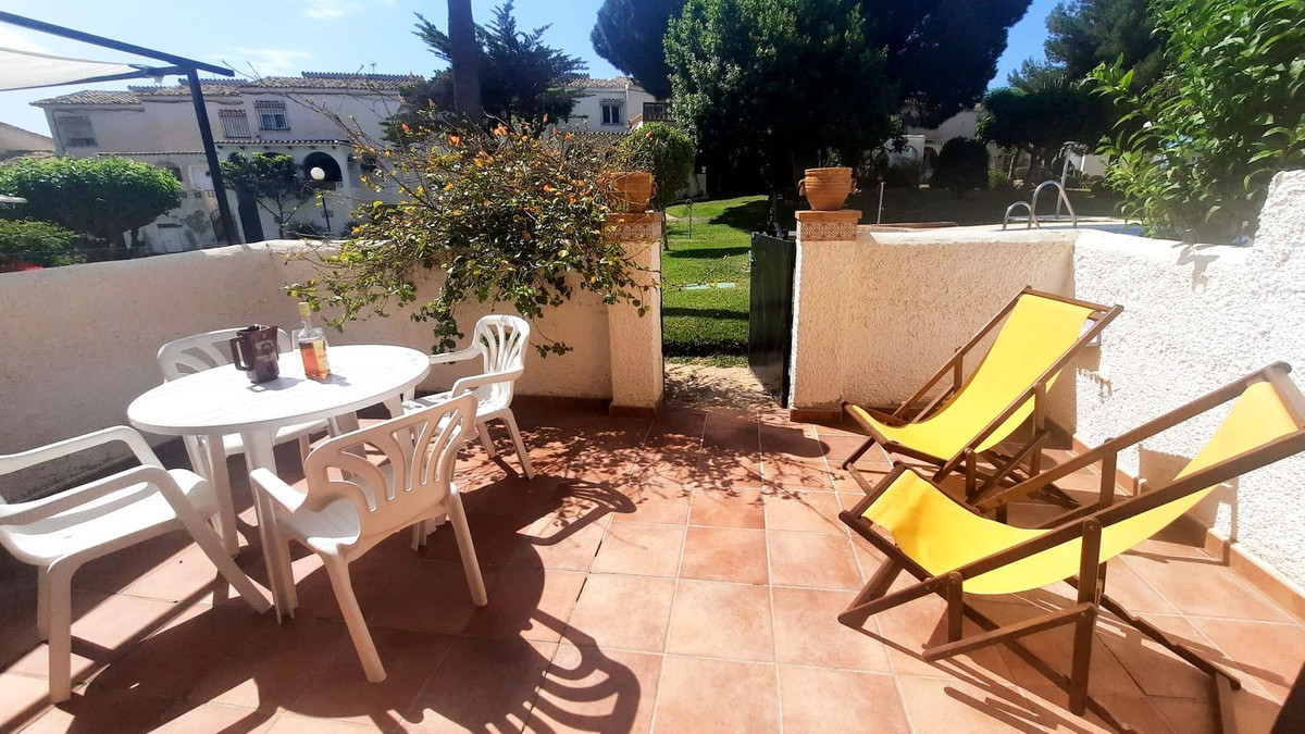 Fantastic townhouse close to all amenities in a very pleasant urbanisation with pool and gardens. Th, Spain