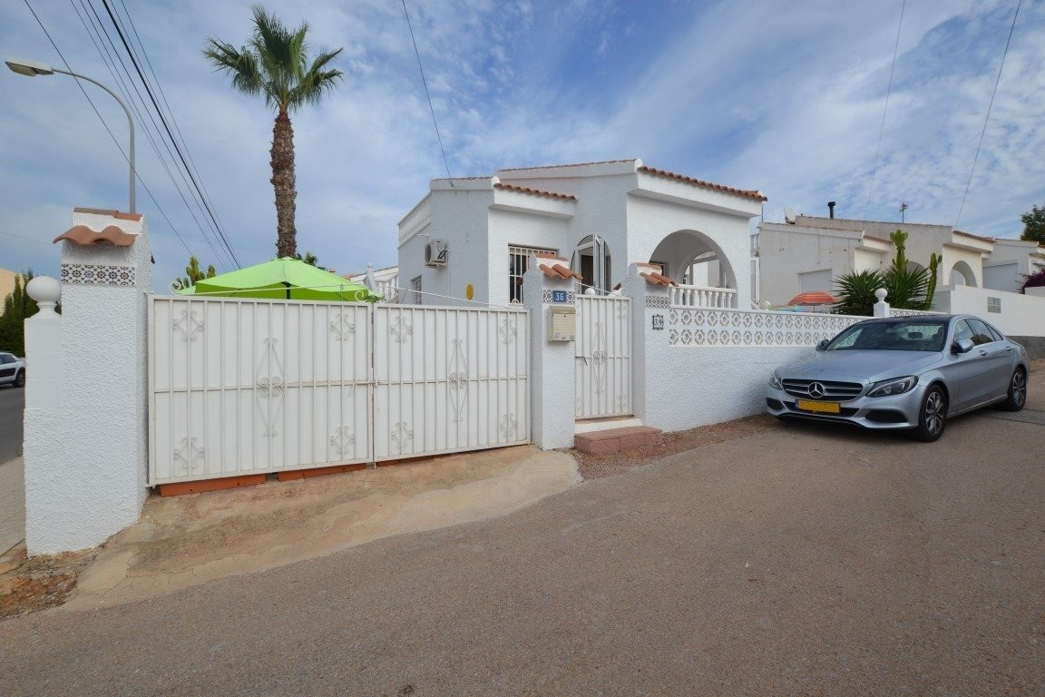 This Mediterranean style detached villa is located in Ciudad Quesada, close to all amenities. It is , Spain