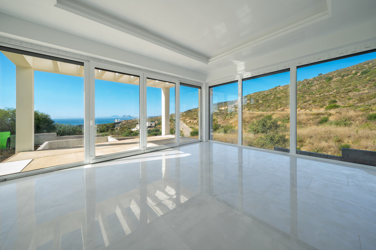 Beautiful villa under construction with 3 bedrooms located on a double plot of 750 m2 in Sotogrande Costa, with panoramic views of the mountains an...