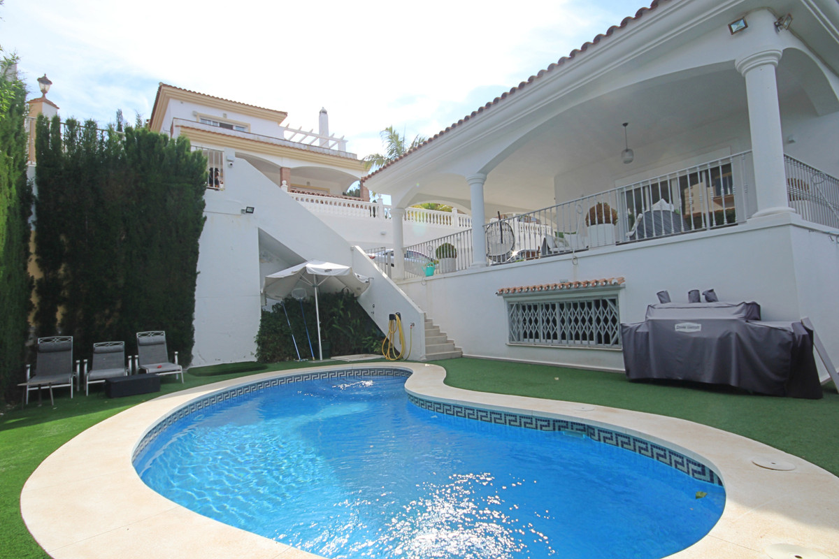 IMMACULATE, spacious and bright family home, located in a quiet residential area of Riviera del Sol,, Spain